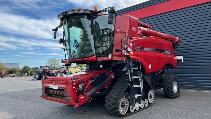 Moissonneuse batteuse Case IH AXIAL-FLOW 8240 HD