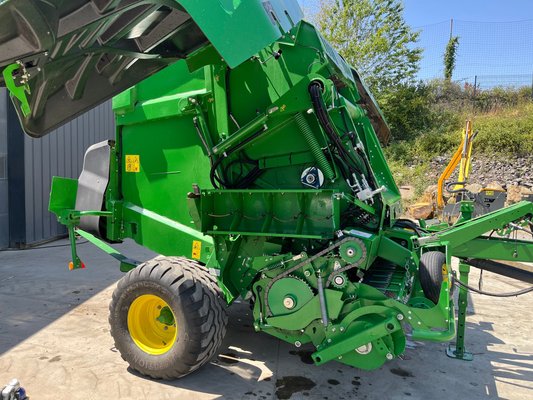 Presse à balles rondes John Deere V461M