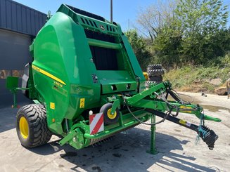 Presse à balles rondes John Deere V461M - 1
