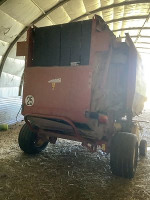 Presse à balles rondes New Holland BR740A