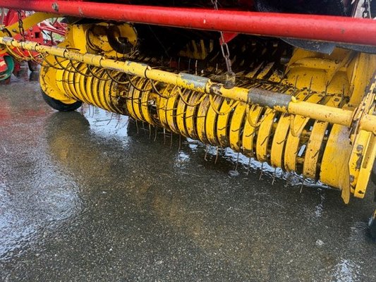 Presse à balles rondes New Holland BR740A