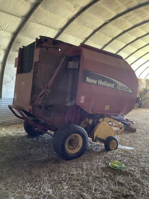 Presse à balles rondes New Holland BR740A