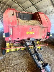 Presse à balles rondes New Holland BR740A - 1