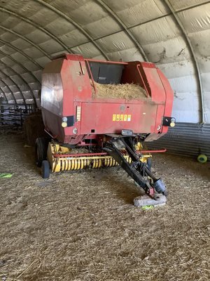 Presse à balles rondes New Holland BR740A