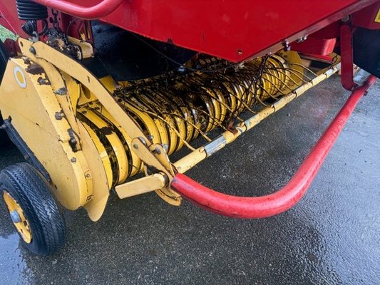 Presse à balles rondes New Holland BR740A