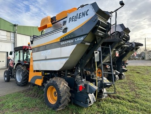 Machine à vendanger Pellenc GRAPES'LINE 80 SP2 - MACHINE A VENDANGER TRACTÉE